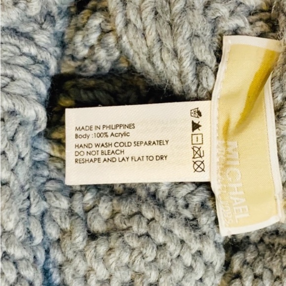 NWT - Michael Kors Grey Pom Pom Cable Knit Beanie - Picture 6 of 9